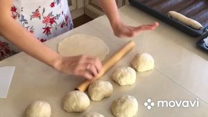 Варю хлеб перед выпечкой. Держать в кипятке 10-15 секунд (оговорилась в видео).