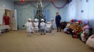 Антон Сухряков, утренник в детском саду танцуем танец зайчиков 2017г