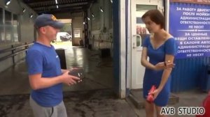 Девушка моется на автомойке