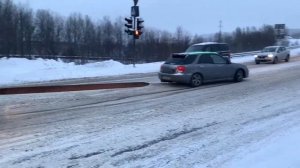 Хибины.com: Субару Импреза тащит фуру в гору в Мурманске