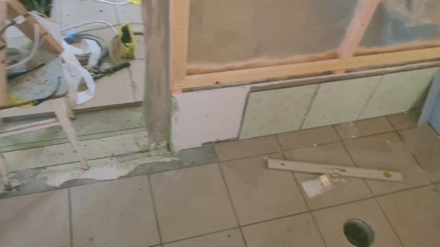 Баня ч.37 Ровно год с начала стройки. Продолжаю укладку плитки смотреть онлайн
