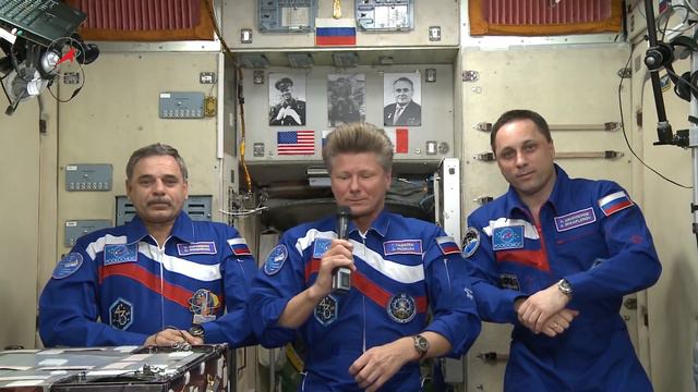 Космонавты поздравляют землян с Днём космонавтики смотреть онлайн