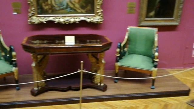 Старинная мебель интересной формы с птицами и картины в художественном музее смотреть онлайн