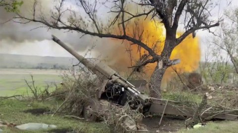 Российские артиллеристы уничтожили на подходе к украинским позициям три автомобиля с боеприпасами.