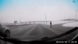 Зимой на самокате по дороге.