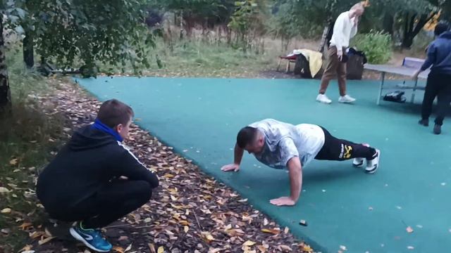 Никита вручает Грише приз - 50 отжиманий! Черкизовский парк настольный теннис 25.09.22 смотреть онлайн