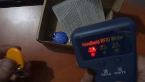 Handheld 125KHz EM4100 RFID Copier Writer Duplicator Programmer Reader ?
