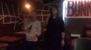 Поем в караоке "Если снежинка не растает..."