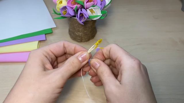 Крокусы из фоамирана Корзина из джута Поделки из фоамирана