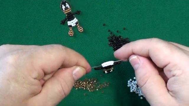 Даффи Дак из бисера параллельным плетением смотреть онлайн