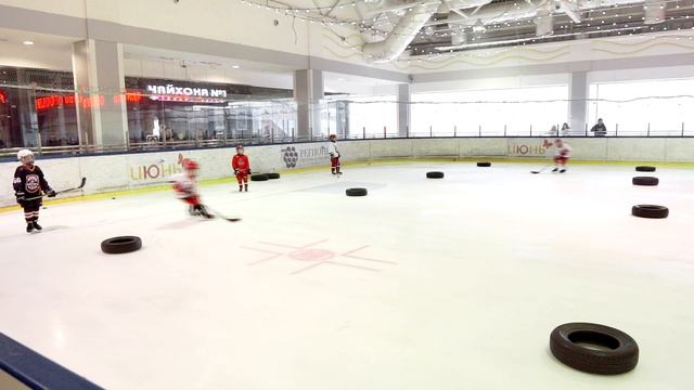 Делай правильно! Восьмерка с ведением шайбы. Школа детского и юношеского #хоккея Hockey Way. смотреть онлайн