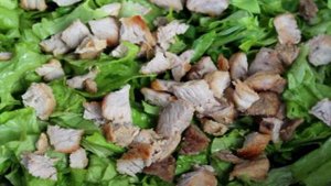 Зеленый салат с мясом и моцареллой