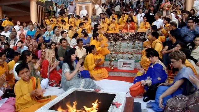 Вечерняя церемония Ганга-Арти, Ашрам Пармарт Никетан, Ришикеш, Индия смотреть онлайн