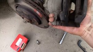 Замена передних тормозных колодок Peugeot 107 / Citroen c1 / Toyota aygo