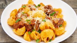 РЕЦЕПТ УЖИНА для тех, кому некогда долго готовить. Паста с тушенкой из лося | ЭТО ПРОСТО