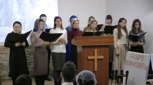 Над городом кружит пурга, искрят снежинки