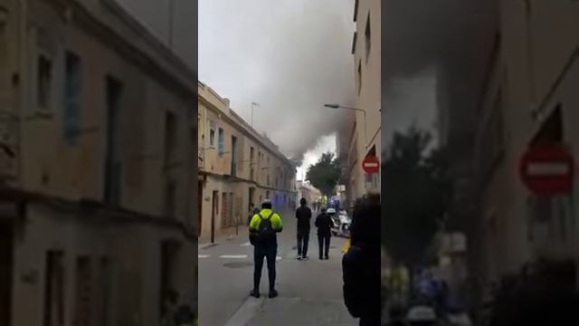 Espectacular incendio en una vivienda en  HOSPITALET DE LLOBREGAT