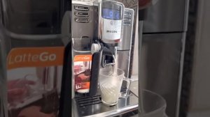 Кофемашина Philips EP5034/10 Series 5000. Приготовление латте макиато.