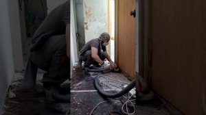 Удаление волокон от старого линолеума.