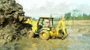 Грузим огромную грязевую кучу в грузовики