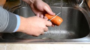 Как почистить морковку