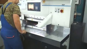 Резак Guowang K92T в работе на типографии