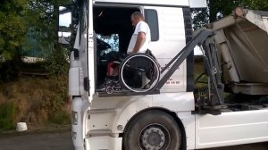 Инвалид Дальнобойщик демонстрирует работу своего тягача MAN с инвалидным подъёмником.