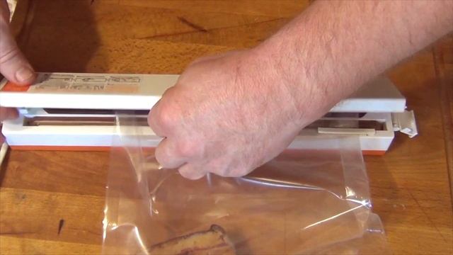 Гладкие пакеты в обычном вакууматоре. Рифлёные больше не использую. смотреть онлайн