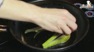 Утиные грудки с грушами и брусничным соусом