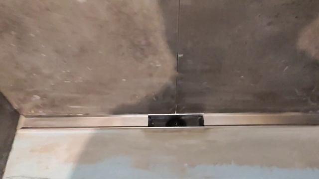 Установлен классный душевой трап фирмы Geberit/ Наблюдаю за процессом укладки плитки смотреть онлайн