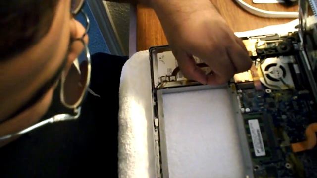 Navin Raju Productions: Swapping HDD of Mac Book Pro Early 2008 Model (Penryn): Part -2 смотреть онлайн