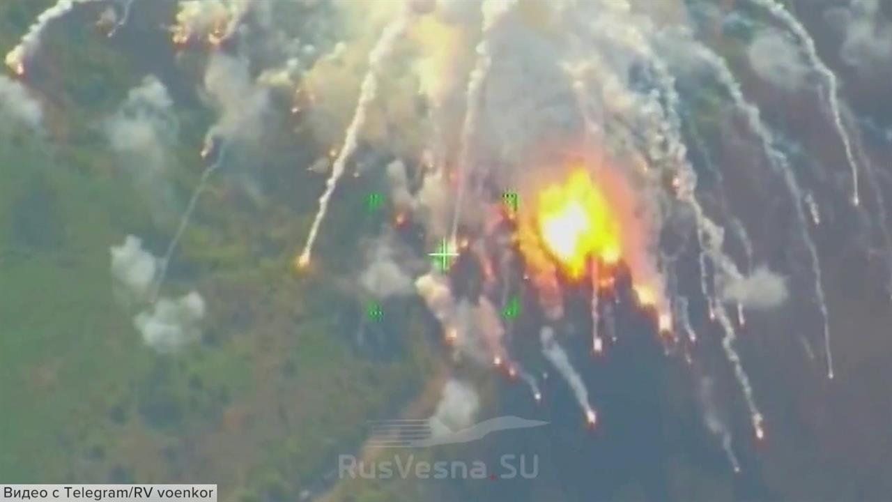 Кадры удара российской ракетной системы залпового огня "Смерч", снятые с беспилотника