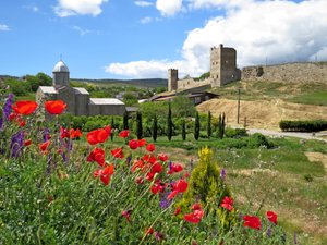 Цветы и древние храмы Старого города.