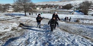 Зимнее катание с горки - 2024