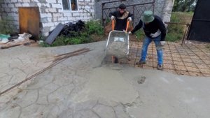 бетонная дорожка во дворе частного дома сделанная под декоративный камень.