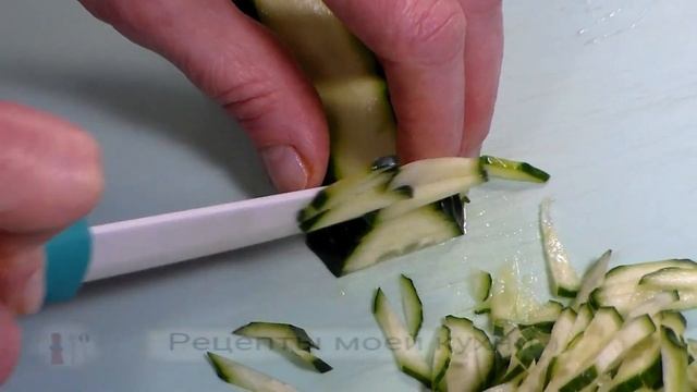 Лёгкий и сытный салат из куриной грудки и свежими овощами. Все в восторге!