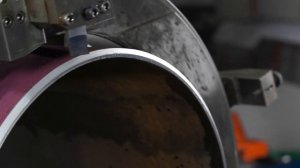 Снятие фаски на торце стальной трубы с использованием разъемного трубореза