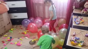 Много шариков. Лопаем воздушные шары.  A lot of balls . Burst balloons .