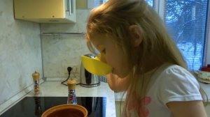 ева помогает маме приготовить/видео для детей