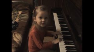 Маленькая Девочка Саша играет и поет