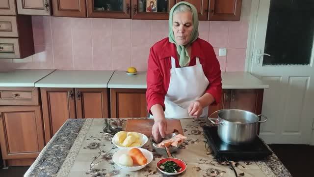 Работаем в огороде. Бабушка готовит рыбный суп. Сельская жизнь смотреть онлайн