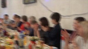 Свадьба: Гости вместе с тамадой репетируют аплодисменты для молодоженов