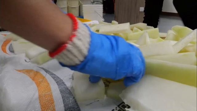 Ещё десерт. Процесс приготовления напитка из огромной зимней дыни