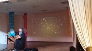 Батюшка поет под гитару