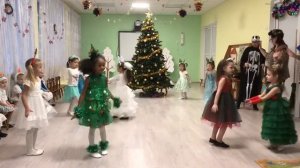 Танец ёлочек в детском саду. Средняя группа