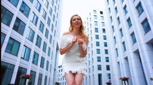 девушка поёт о парне