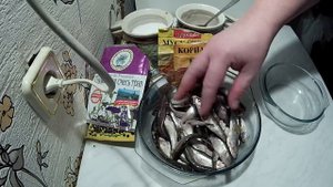 Как солить кильку.