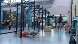 Отжимания с ассистированием резиной