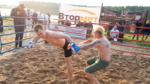МУЖИК ЖЕСТКО ВЫРУБИЛ ГАНГСТЕРА С УДАРА !!