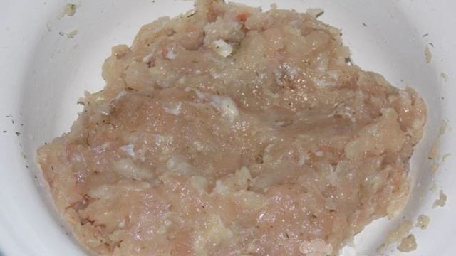 Дрожжевые пирожки с куриным фаршем в духовке
